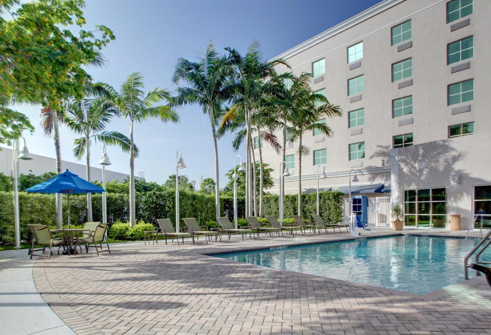Holiday Inn Express & Suites Miami Kendall By Ihg Country Walk Exteriör bild