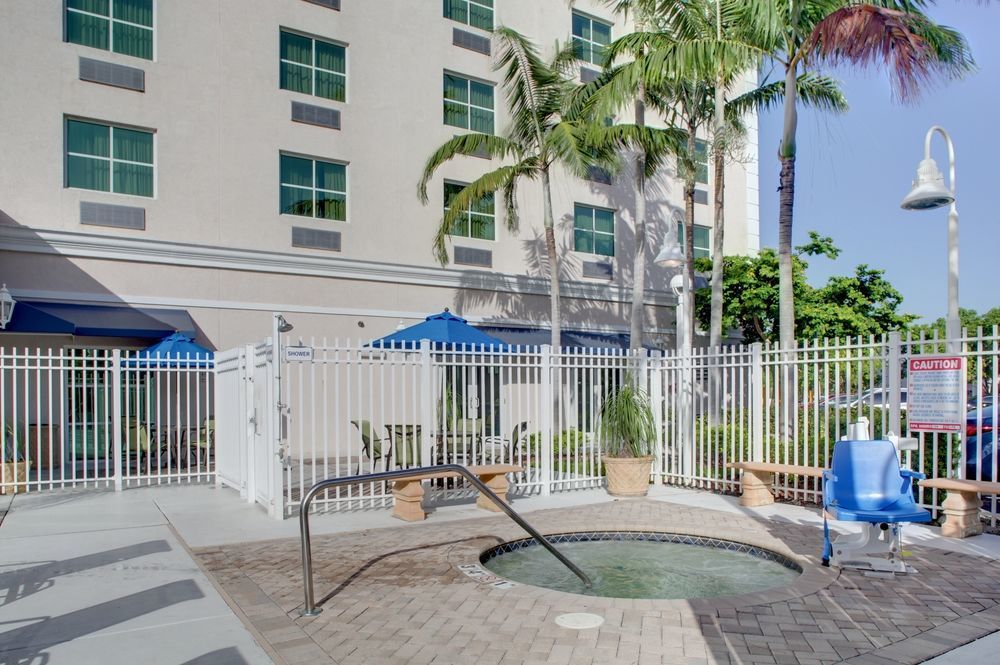 Holiday Inn Express & Suites Miami Kendall By Ihg Country Walk Exteriör bild